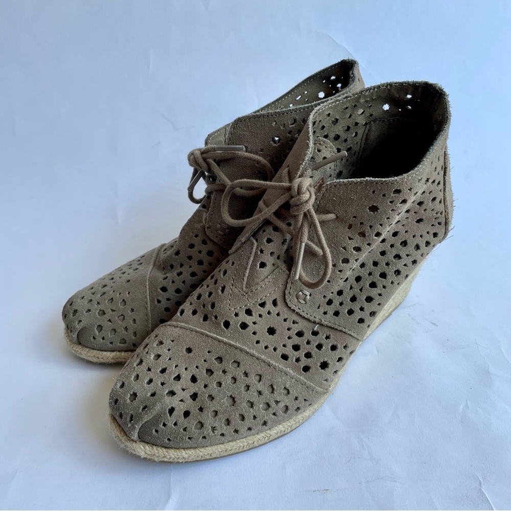 Toms Moroccan laser cut wedge booties tan sz 7.5 womens euc lace up tie shooties